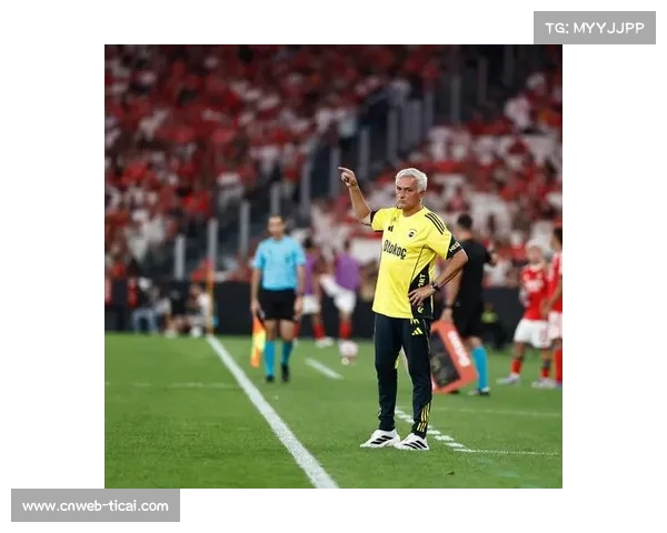 瓦伦西亚主场球迷冲突，皇马球迷遭辱骂被迫提前离场